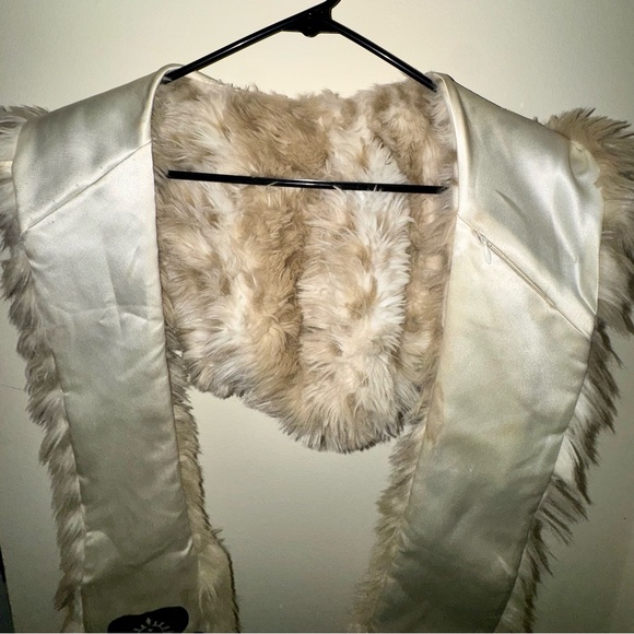 SpiritHoods White Snow Leopard Fuzzy Faux Fur Scarf Hat/Hood - Picture 3 of 8